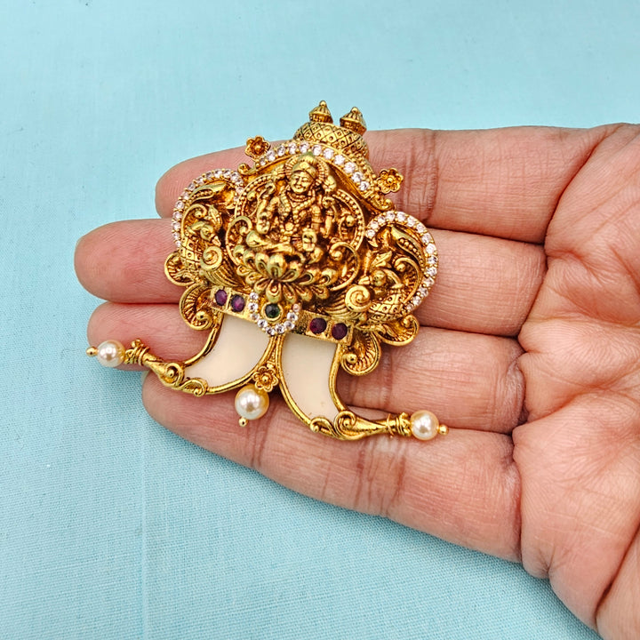 Puligoru pendant 8mm pearls