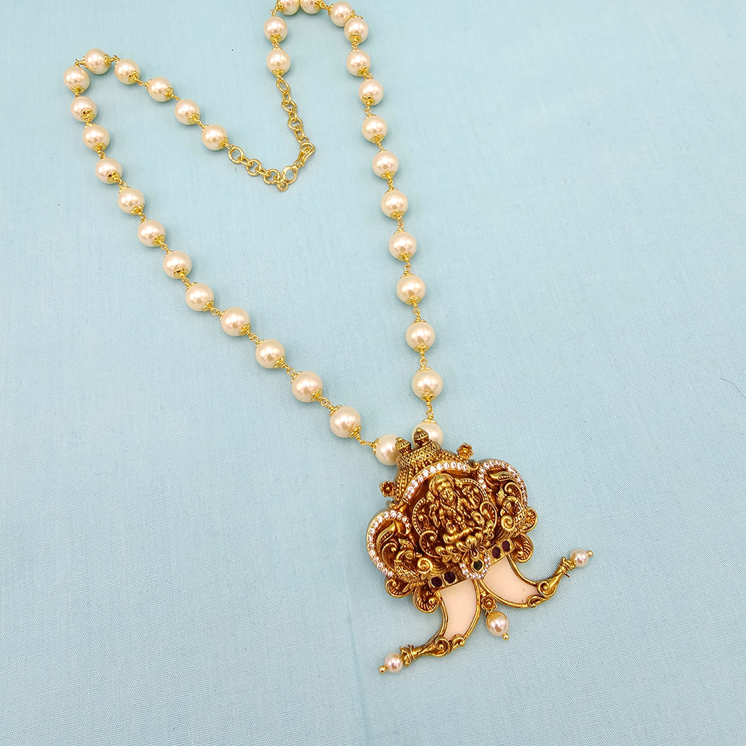 Puligoru pendant 8mm pearls