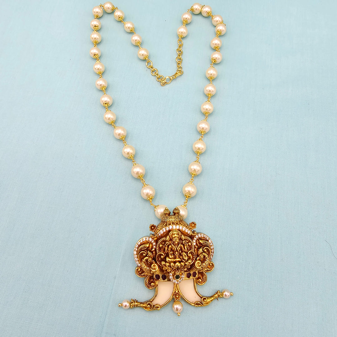 Puligoru pendant 8mm pearls
