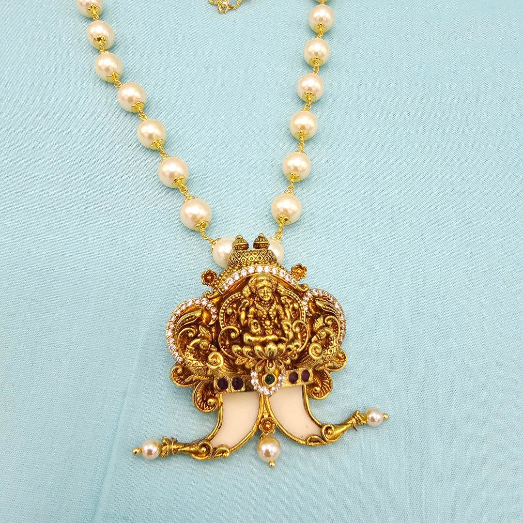 Puligoru pendant 8mm pearls