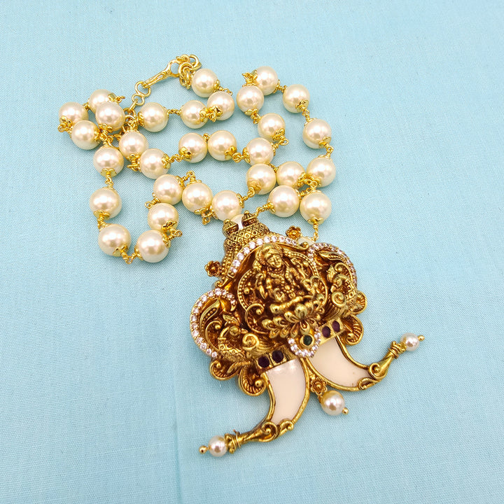 Puligoru pendant 8mm pearls