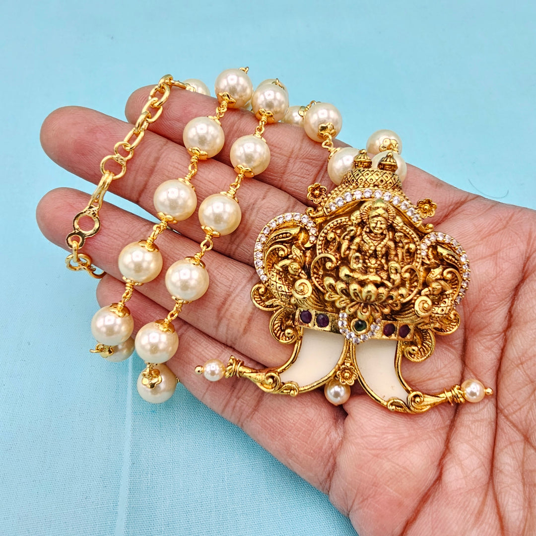 Puligoru pendant 8mm pearls