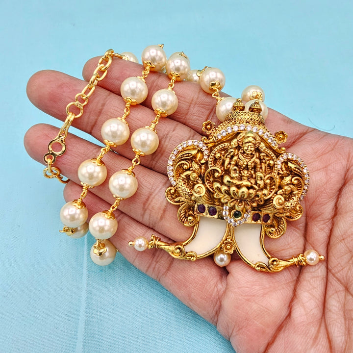 Puligoru pendant 8mm pearls