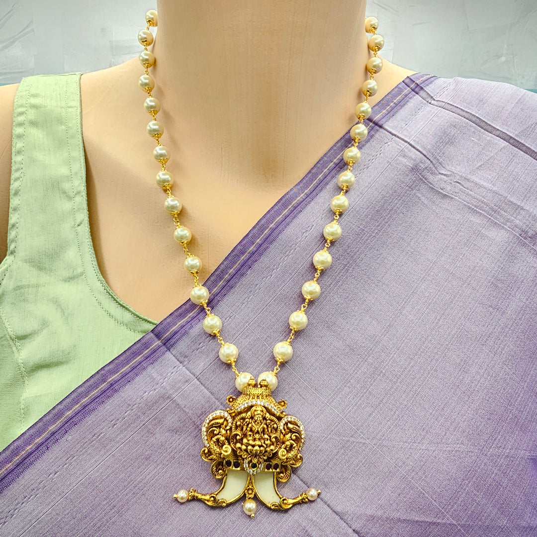 Puligoru pendant 8mm pearls