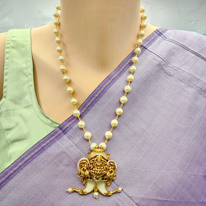 Puligoru pendant 8mm pearls