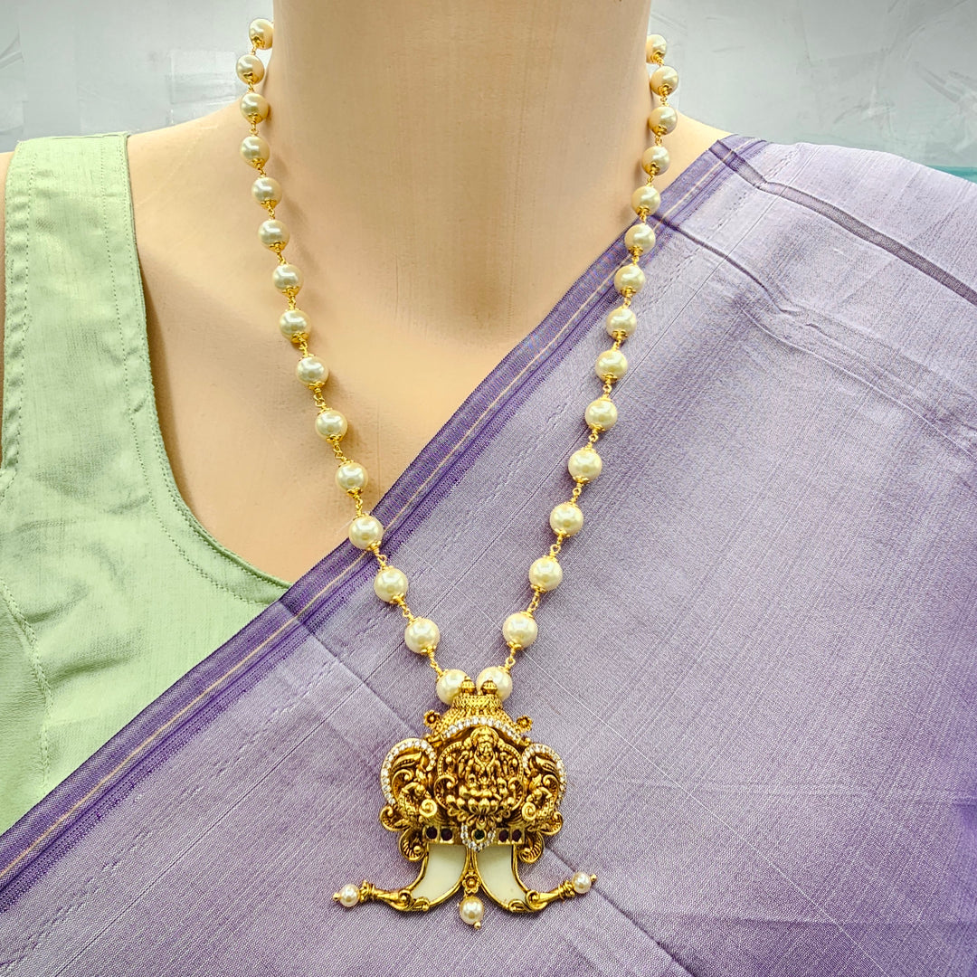 Puligoru pendant 8mm pearls