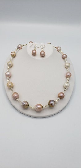 Baroque pearls necklace