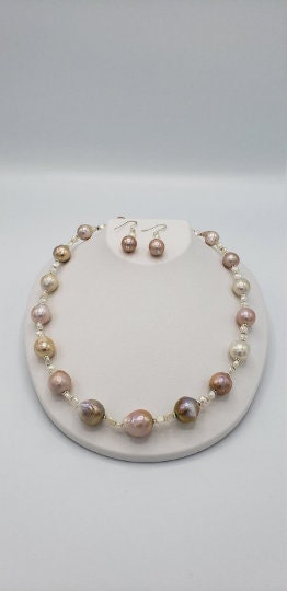 Baroque pearls necklace