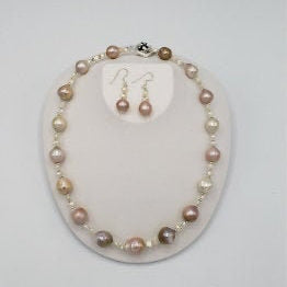 Baroque pearls necklace