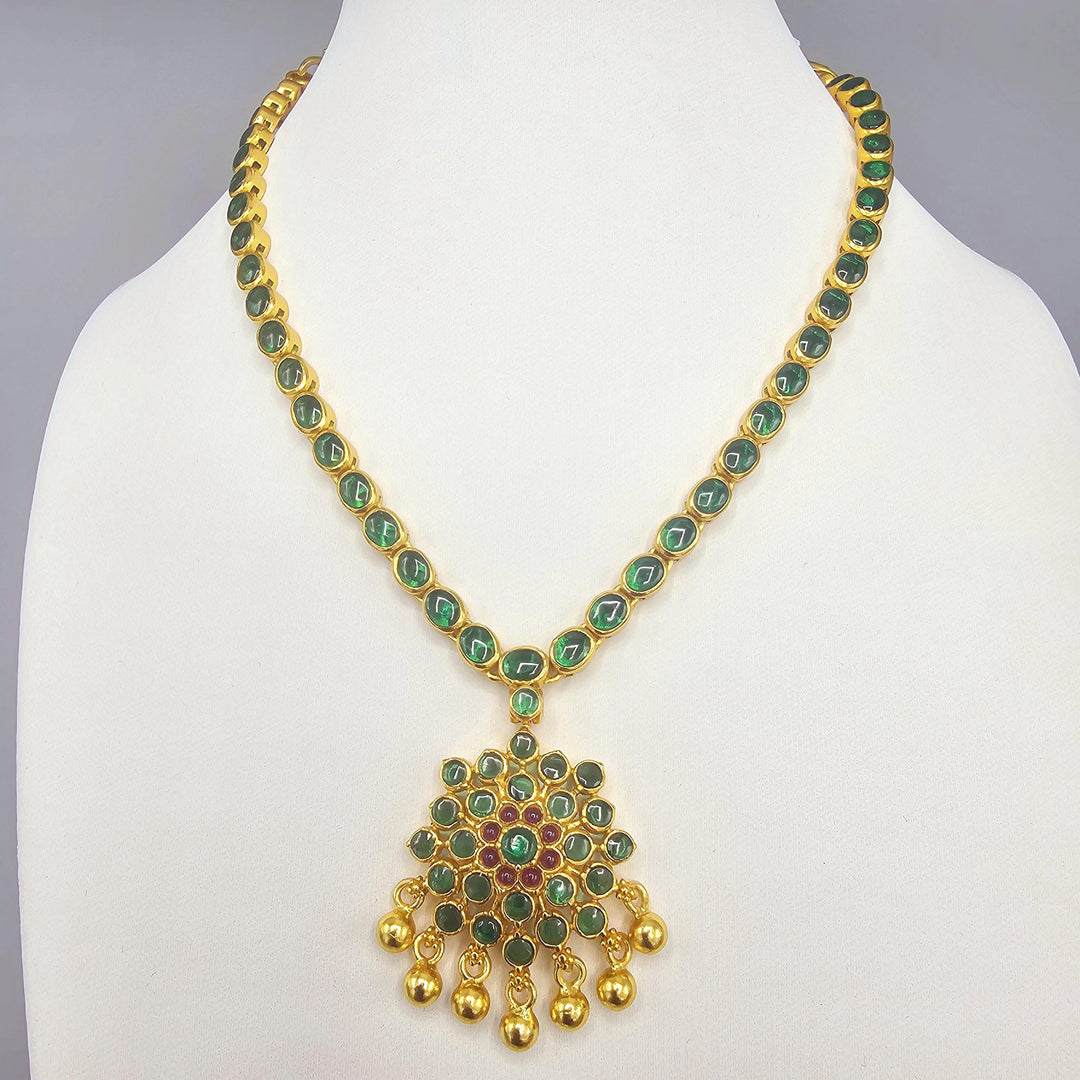 Green pots stone necklace