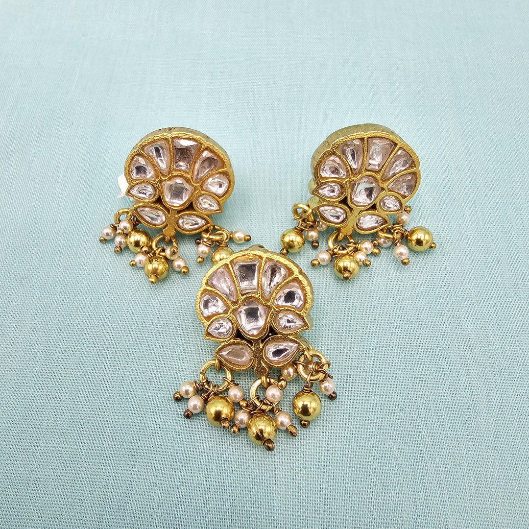 white Kundan pendant set
