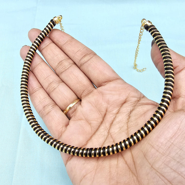 Silver black thread hasli