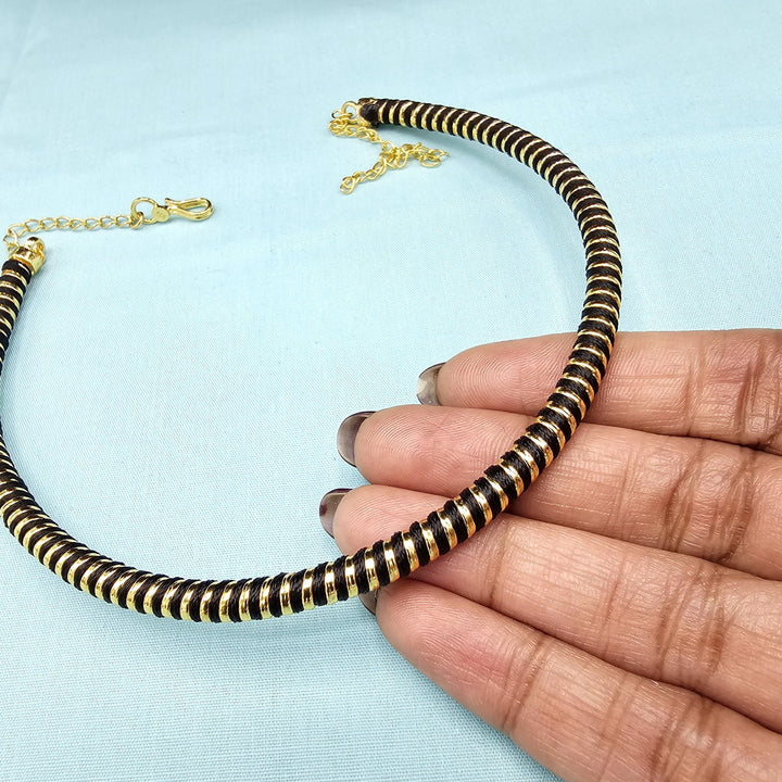 Silver black thread hasli