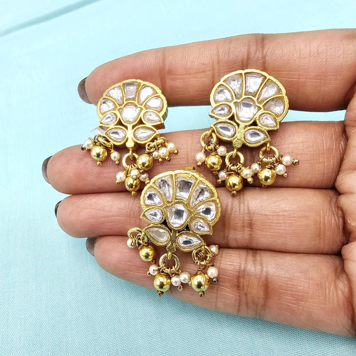white Kundan pendant set