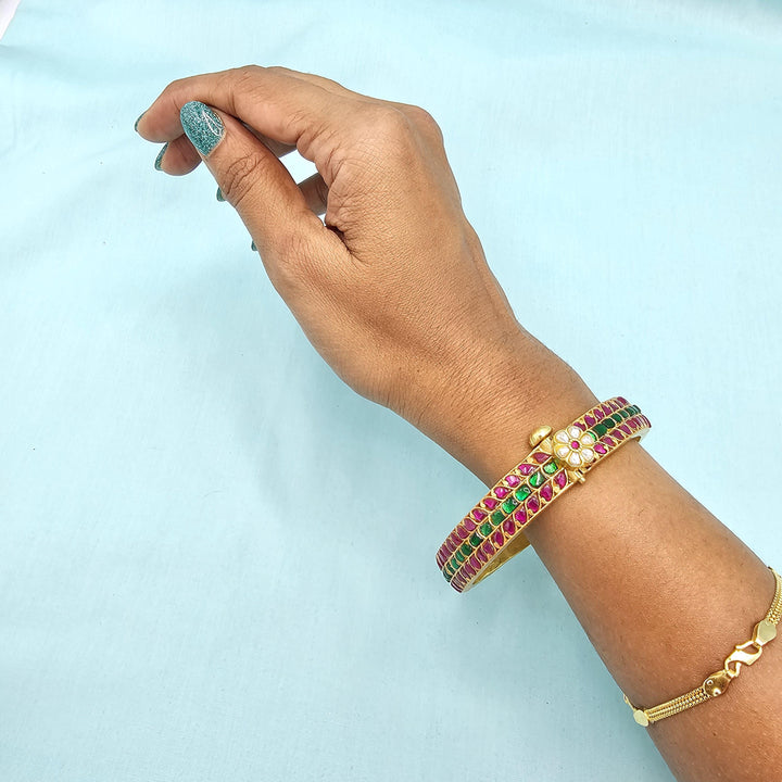 2.8 size Kundan bangles