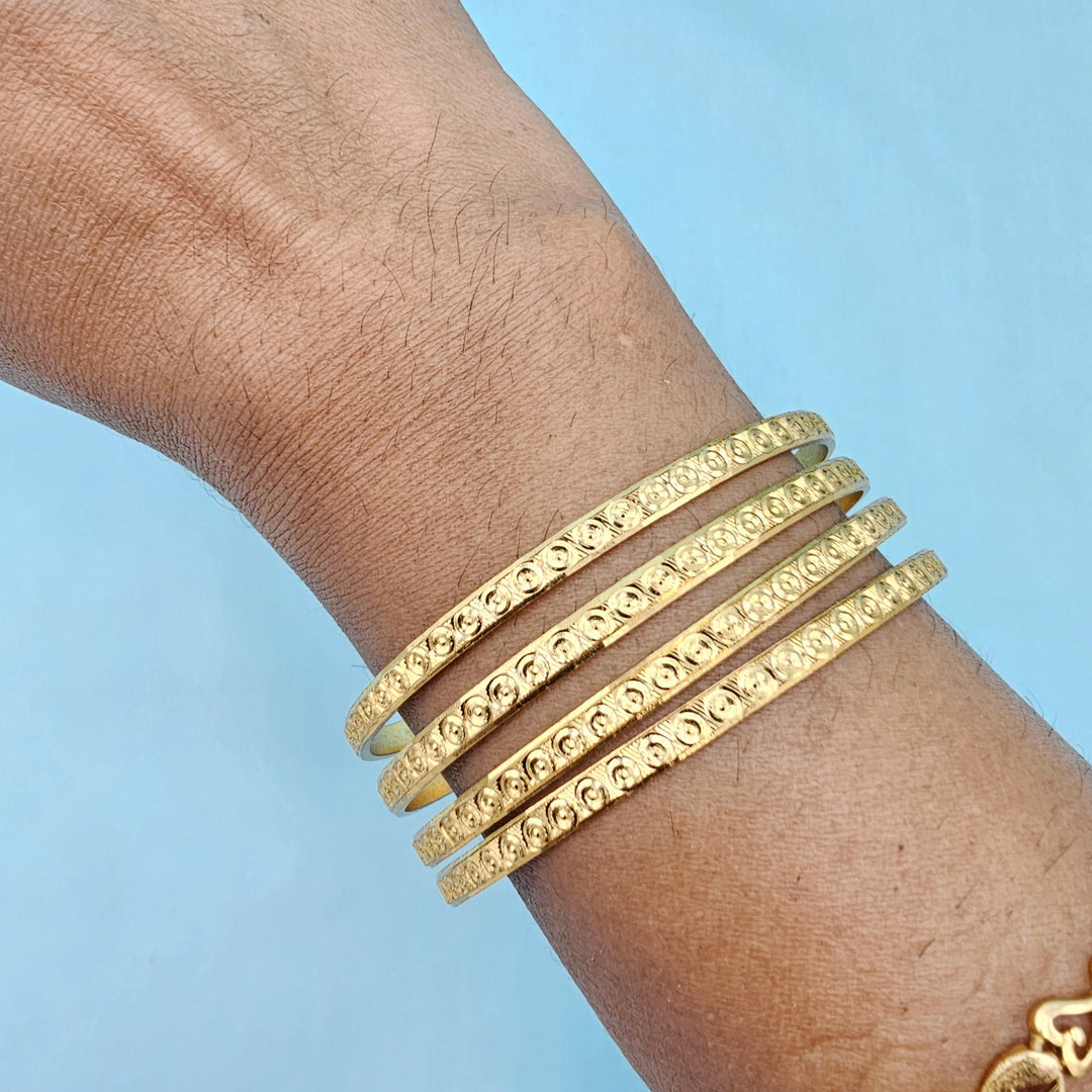 2.6 sz Set of 4 bangles